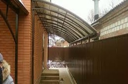 Навес одн. полуарочный от 2 500 руб Навес односкатный-полуарочный